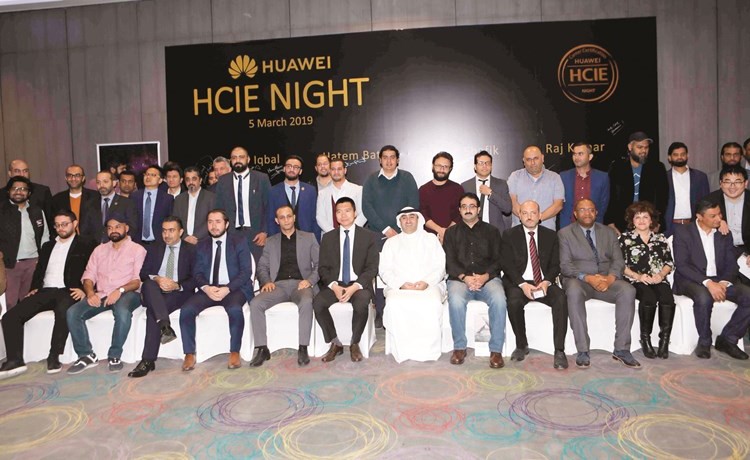 لقطة جماعية للمشاركين في برنامج هواوي التدريبي المعتمد HCIE﻿