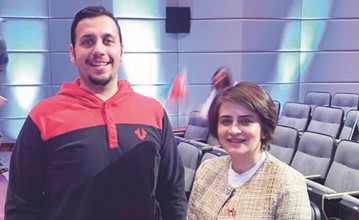 د.غدير أسيري مع الطالب علي عبدالله القبندي﻿