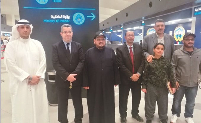 الطالب وليد الشمري متوسطا مرافقيه ومودعيه قبيل سفره ﻿