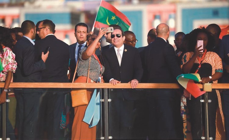 احدى المشاركات في ملتقى الشباب العربي والافريقي تلتقط صورة سيلفي مع الرئيس السيسي لدى وصوله قبيل الافتتاح امس﻿