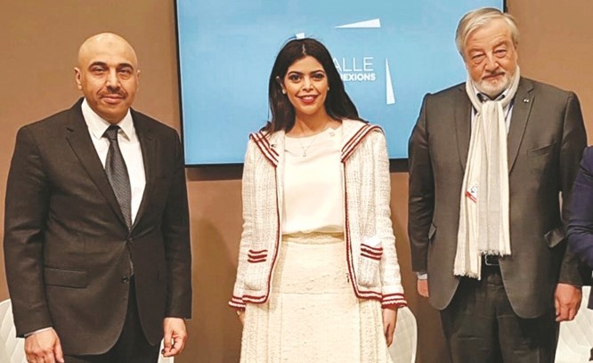 الشيخة فضيلة الصباح تتوسط رئيس نقابة الناشرين الفرنسيين فنسنت ماونتن وسفير الكويت لدى فرنسا سامي السليمان﻿