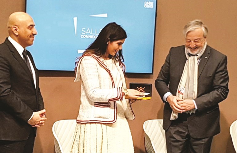 رئيس نقابة الناشرين الفرنسيين فنسنت ماونتن يكرم الشيخة فضيلة الصباح ممثلة عن الشيخة د.سعاد الصباح﻿
