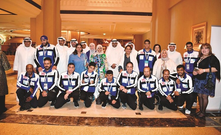 الوزير محمد الجبري يتوسط الوفد الكويتي المشارك في الأولمبياد الخاص	 (فريال حماد)﻿