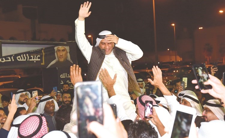 النائب عبدالله الكندري محمولا على الأكتاف بعد إعلان فوزه بالانتخابات أمس 			(محمد هنداوي)﻿