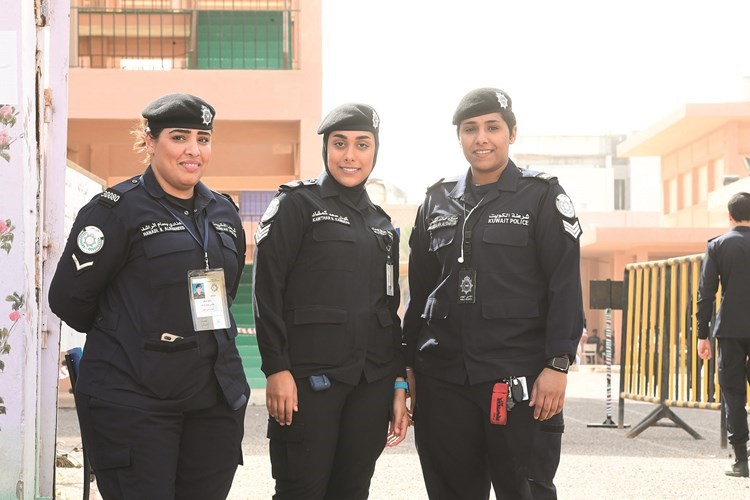 الشرطة النسائية متواجدة أمام لجان الاقتراع﻿