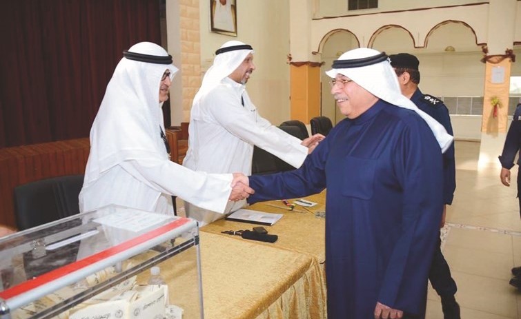 نائب رئيس مجلس الوزراء ووزير الداخلية الشيخ خالد الجراح متابعا سير العملية الانتخابية﻿