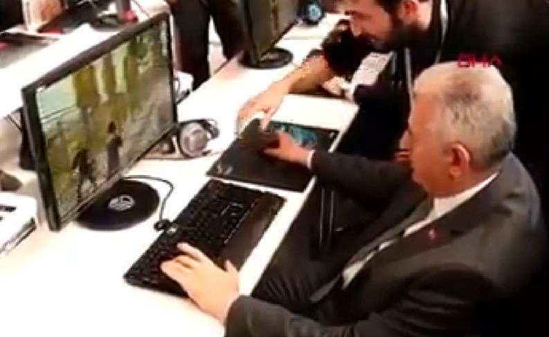 بالفيديو.. رئيس الوزراء التركي السابق يلعب الـPubg