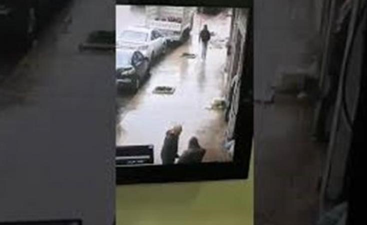 بالفيديو.. مقتل شاب بطريقة مروعة أثناء سيره .. ثانية واحدة كانت كفيلة بانقاذه