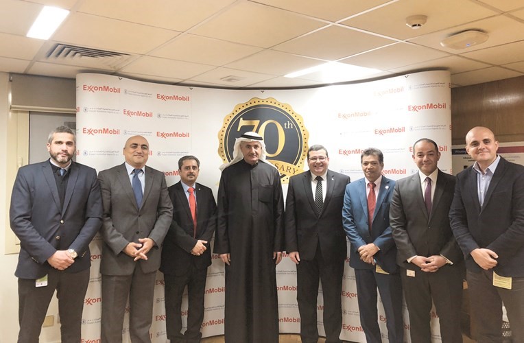 م.هشام العمروسي ويوسف الشايع يتوسطان إداريي كايكو وإكسون موبيل﻿