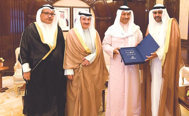 سمو رئيس الوزراء الشيخ جابر المبارك خلال تسلمه السياسة الوطنية للشباب﻿
