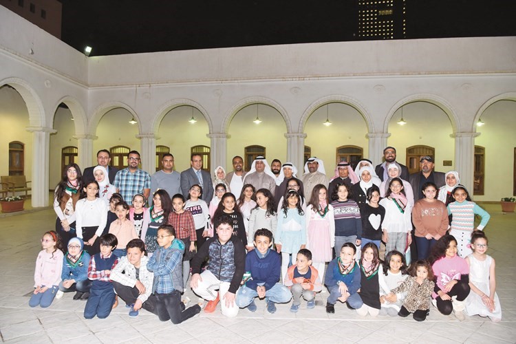 الأمين العام المساعد لقطاع الفنون بالمجلس الوطني د.بدر الدويش ولقطة جماعية مع المدربين والفنانين الصغار وكبار الحضور في المعرض	(ريليش كومار) ﻿