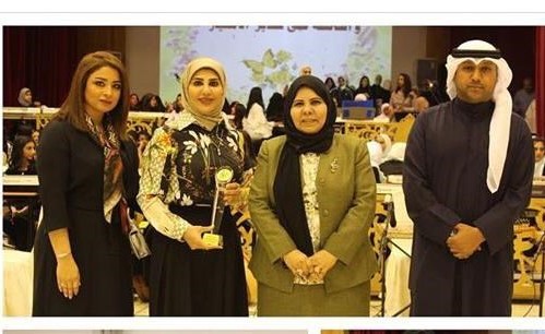 عيسى العلي ومنى الكهيدان وحنان البلوشي يكرمون مديرة المدرسة﻿