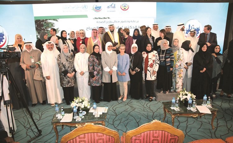 الشيخ د.باسل الصباح متوسطا المسؤولين في مدينة اليرموك وممثلة منظمة الصحة العالمية خلال الحفل﻿