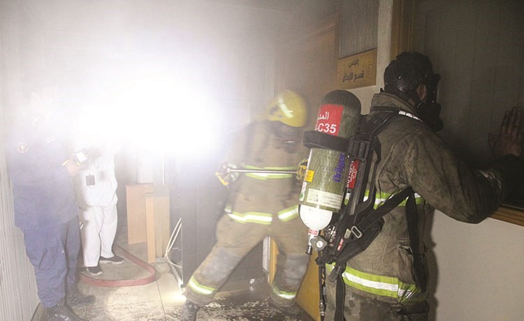 رجال الإطفاء يكافحون الحريق﻿