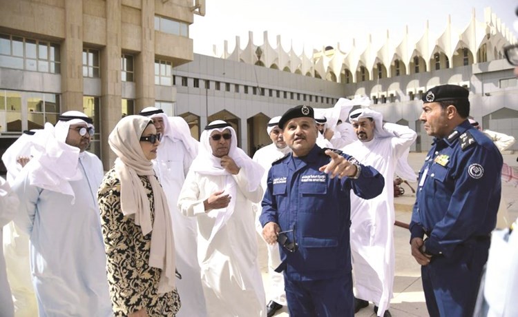 اللواء جمال البليهيص والعميد خليل الأمير أشرفا على حريق وزارة الإعلام﻿