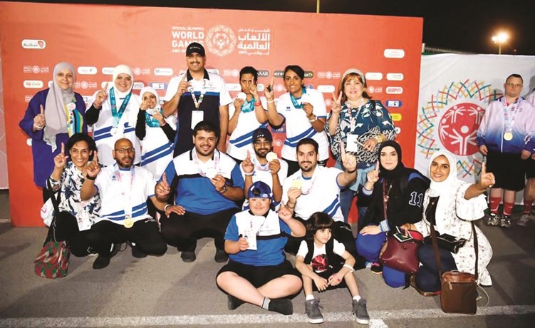 أبطال الكويت من عناصر فريق البولينغ أولادا وبنات وفرحة تحقيق الميداليات	(فريال حماد)﻿