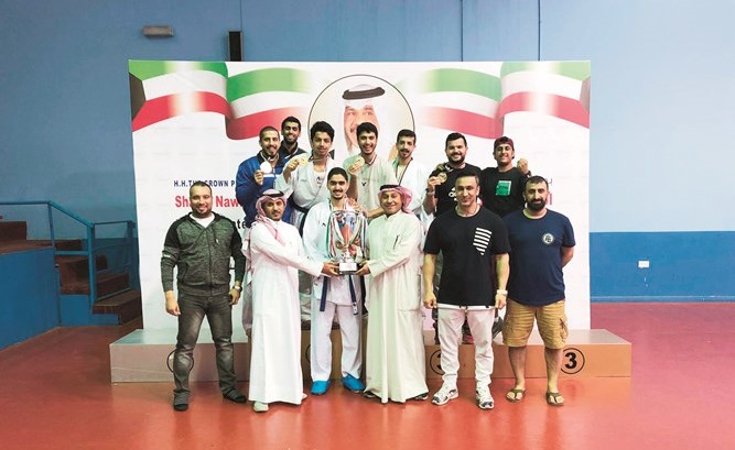 عماد بهبهاني وأمين السر منصور السبيعي يتوجان كراتيه الشباب﻿