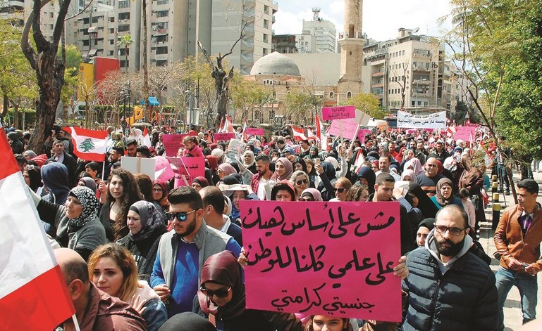 مسيرة لحملة جنسيتي كرامتي بعنوان جنسية بلادي من حق ولادي مقابل وزارة الداخلية في منطقة الصنائع لمقابل السرايا الحكومي وسط بيروت (محمود الطويل)﻿