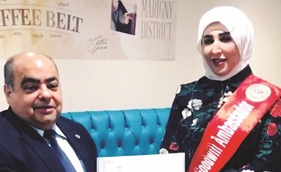 وفاء الصالح تتسلم الشهادة الدولية من ممثل المنظمة النرويجية الدولية للعدالة والسلام ﻿