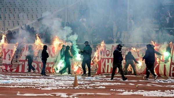إلغاء ديربي اليونان بين أوليمبياكوس وباناثينايكوس قبل نهايته ب20 دقيقة بسبب شغب الجماهير