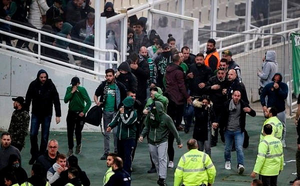 إلغاء ديربي اليونان بين أوليمبياكوس وباناثينايكوس قبل نهايته ب20 دقيقة بسبب شغب الجماهير