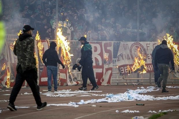 إلغاء ديربي اليونان بين أوليمبياكوس وباناثينايكوس قبل نهايته ب20 دقيقة بسبب شغب الجماهير
