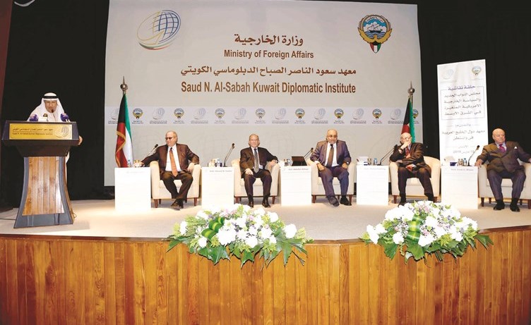 المتحدثون في الحلقة النقاشية حول أهمية استمرار الدور الأميركي تجاه الكويت والمنطقة	(متين غوزال)﻿