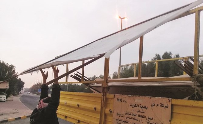 رفع أحد الإعلانات المخالفة في مبارك الكبير ﻿