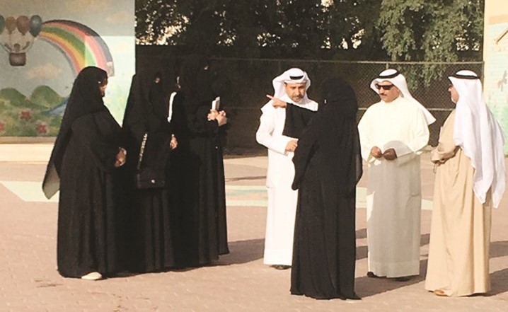 د.سعود الحربي وفهد الغيص ومنصور الظفيري في موقع الحادث بالمدرسة﻿
