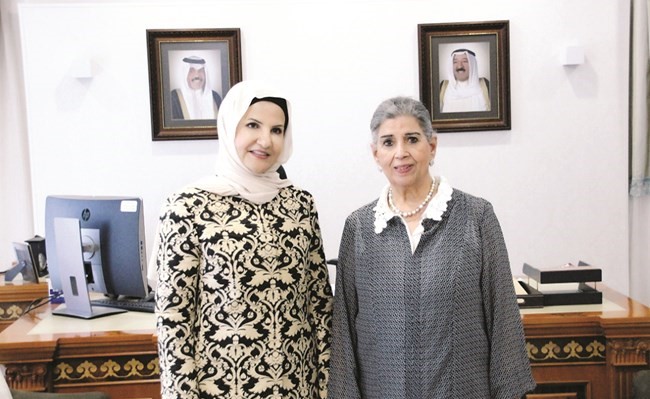 الزميلة فاطمة حسين تقدم التهاني إلى وكيلة وزارة الإعلام منيرة الهويدي﻿