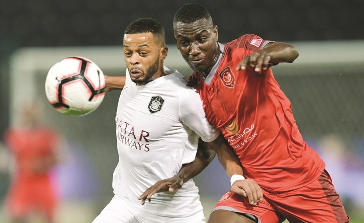 لاعب الدحيل معز علي في صراع على الكرة مع لاعب السد حامد إسماعيل﻿