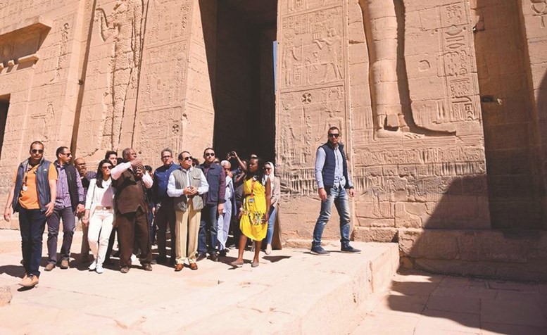 الرئيس عبدالفتاح السيسي في معبد فيله بصحبة مجموعة من الشباب العربي والأفريقي امس﻿