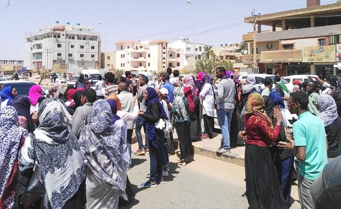متظاهرون يطالبون بتنحي البشير في الخرطوم امس	(أ.ف.پ)﻿