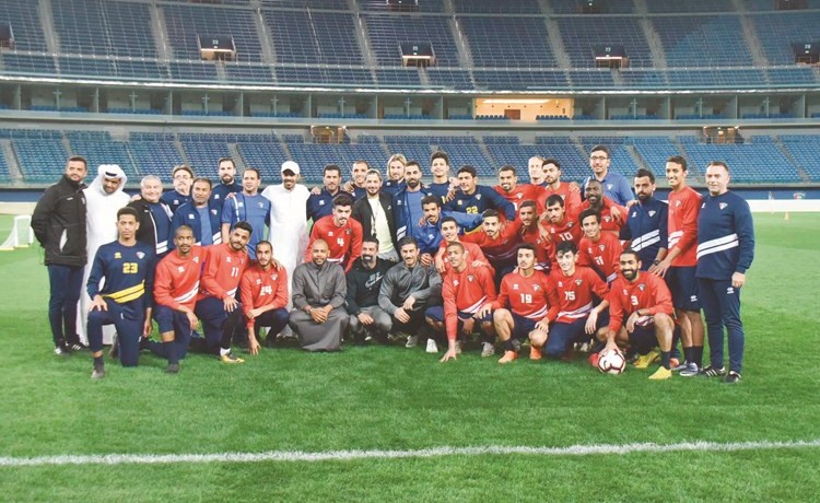 لقطة جماعية لعناصر المنتخب الاولمبي والجهازين الفني والاداري وعدد من نجوم الازرق السابقين	(محمد هنداوي)﻿