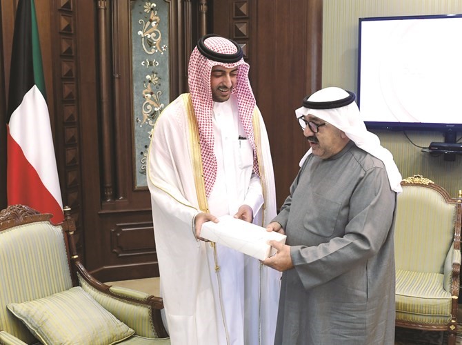 الشيخ ناصر صباح الأحمد مستقبلا سفير قطر ﻿