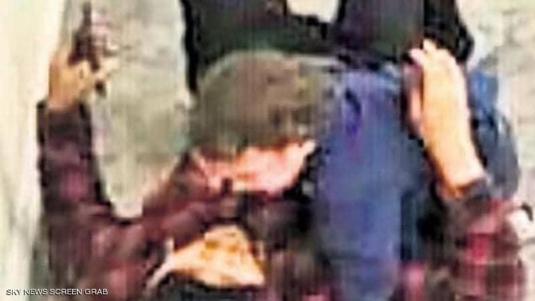قصة الصورة التي وصفت بـ"الأكثر إنسانية" في مجزرة نيوزيلندا