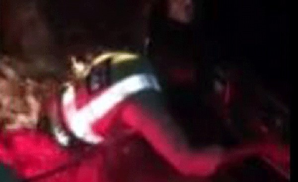 بالفيديو.. شرطي إماراتي يخاطر بحياته لإنقاذ 3 أسر علقت مركباتهم في وادي البيح برأس الخيمة