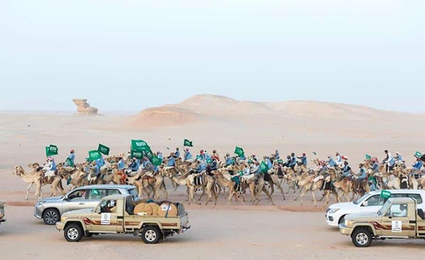 بالفيديو.. قافلة ركايب تنهي رحلتها قاطعةً صحراء الربع الخالي على الأبل في 24 يوماً