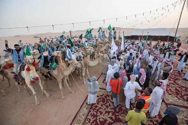 بالفيديو.. قافلة ركايب تنهي رحلتها قاطعةً صحراء الربع الخالي على الأبل في 24 يوماً