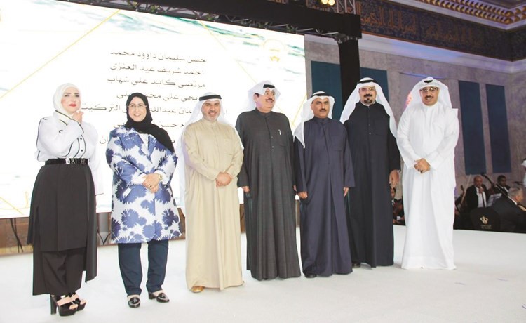 د.سعود الحربي مع عدد من المتقاعدين المكرمين﻿