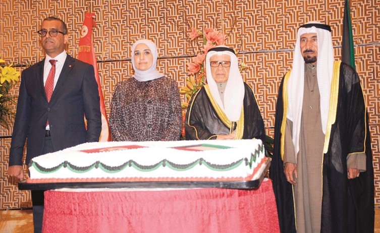 الشيخ علي الجابر وفهد المعجل ومريم العقيل والسفير التونسي قبيل قطع كعكة الاحتفال ﻿