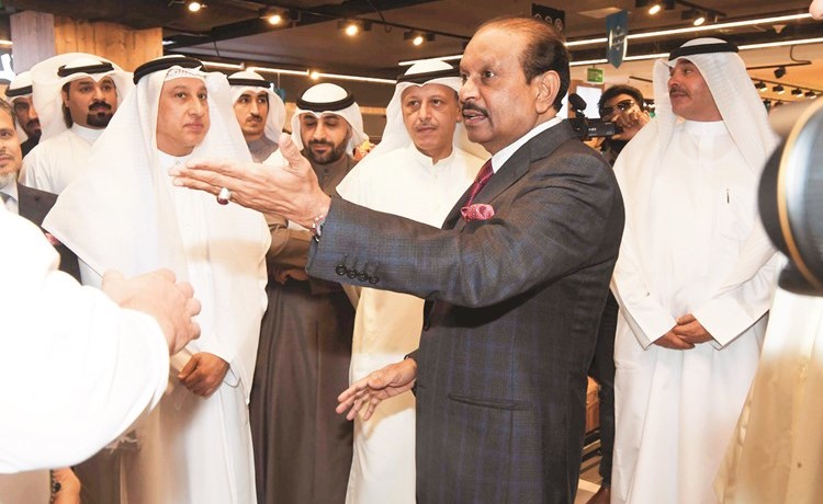 يوسف علي متحدثا للحضور عن المنتجات الجديدة﻿