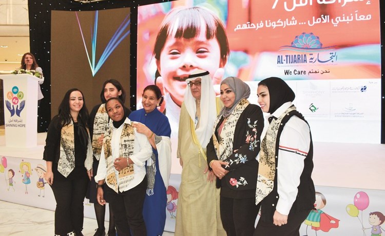 الشيخة شيخة العبدالله وعبدالفتاح معرفي مع المشاركين 	(متين غوزال)﻿