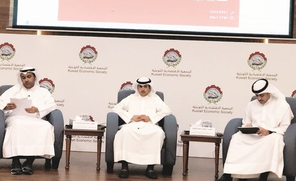 حمد المدلج وعبدالعزيز المعجل خلال ندوة الجمعية الاقتصادية﻿