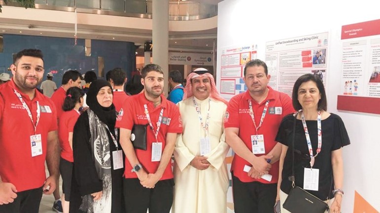 جاسم اليعقوب متوسطا عبدالرزاق وسالم خلال عرضهما المشروع الكويتي	(فريال حماد)﻿