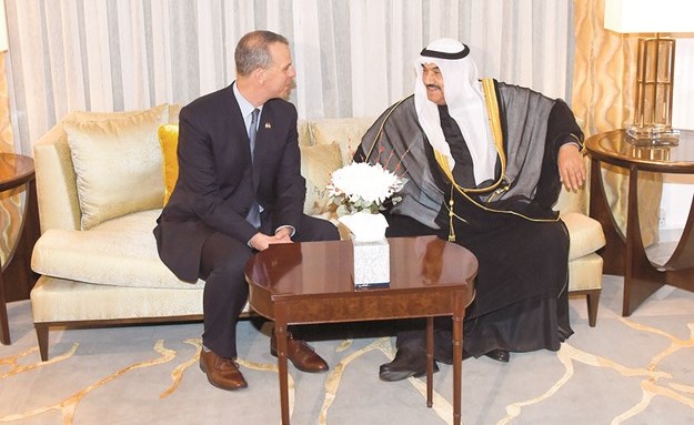 سمو الشيخ ناصر المحمد في حديث مع سفير كندا لدى الكويت لويس ايمون	﻿