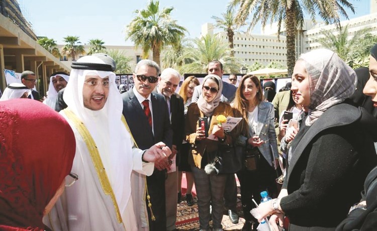 الشيخ د.أحمد ناصر المحمد متحدثا مع مجموعة من طلبة كلية الآداب﻿