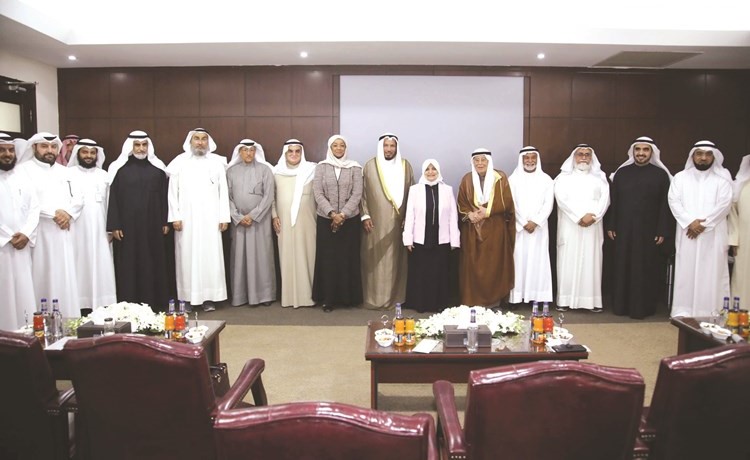 د. عبدالله المعتوق وعدد من رموز العمل الخيري خلال تكريم هند الصبيح بحضور هناء الهاجري﻿