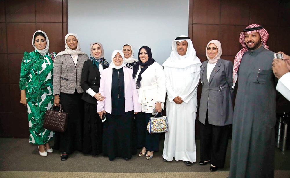 هند الصبيح وعدد من المشاركين في حفل تكريمها من قبل الهيئة الخيرية العالمية			        (زين علام)