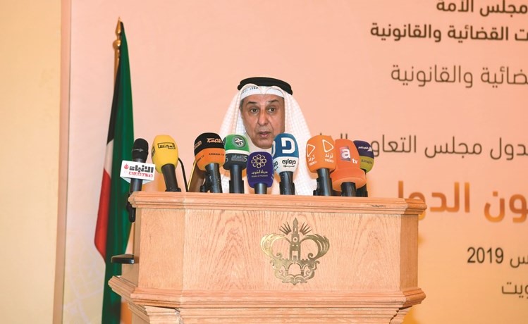 المستشار محمد بن ناجي ملقيا كلمة الوزير د.فهد العفاسي﻿